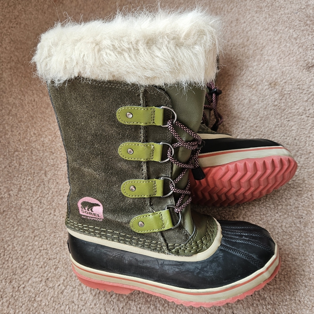 Sorel Youth Joan Of Arctic, Olive Green Size 4, Fur Tops Waterproof